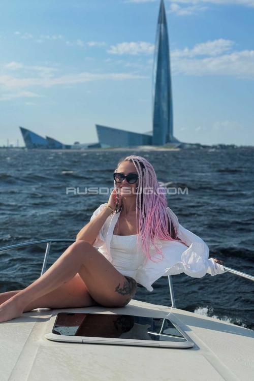 Проститутка Кэрри, Питера у метро Парк Победы